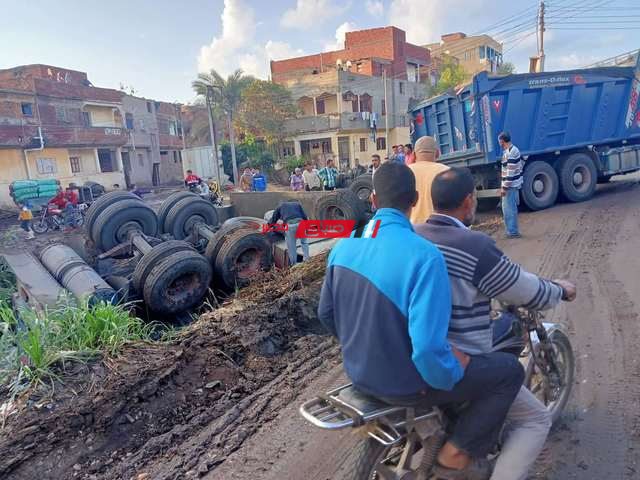 سقوط مقطورة في ترعة طريق الروضة بدمياط