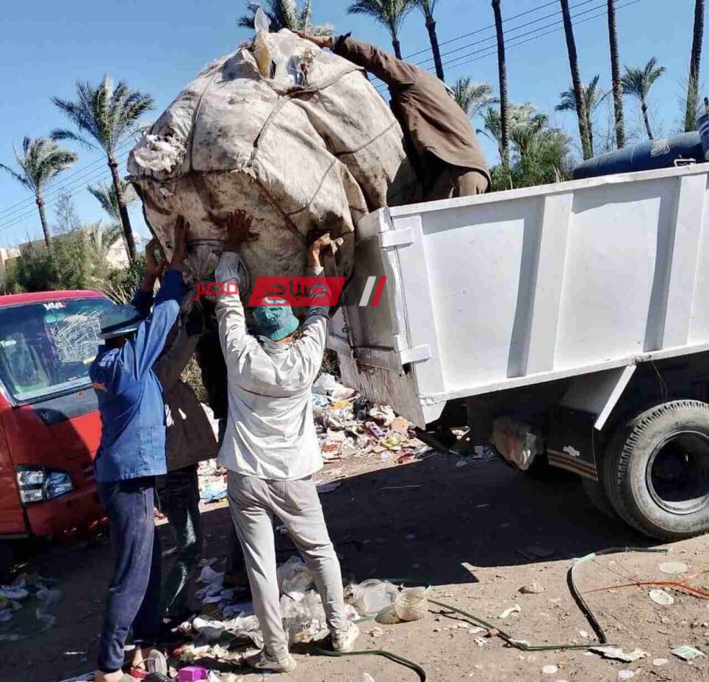 التصدي لاقامة مخازن الخردة ومصادرة 1.6 طن مخالفات بقرية الرياض بدمياط