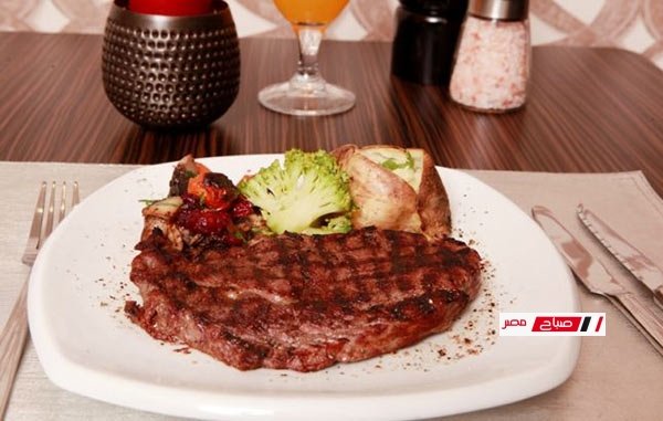 عايز عشاء مميز؟ طريقة عمل الستيك مع البطاطس المشوية